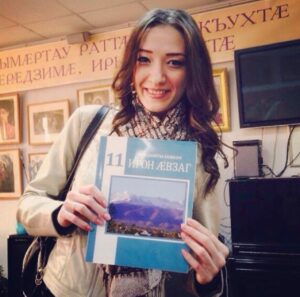 Яна Лысенко с учебником. После урока осетинского языка.