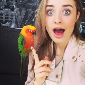Соня Есьман с попугаем