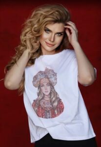 Анастасия Аверьянова в футболке «Русские Идут»