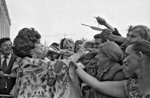 Актриса Джина Лоллобриджида раздает автографы зрителям на Московском международном кинофестивале в Москве