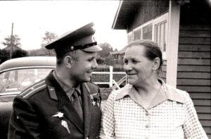 Юрий Гагарин с мамой